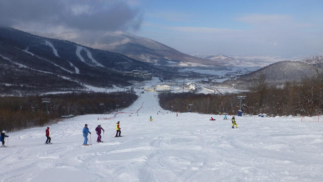 Voller Pistenbereich unten bei der 4KSB und dem Schlepper.