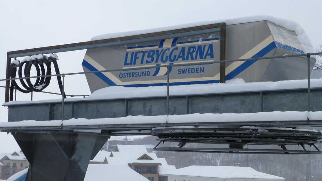 …mit dick beschriftetem Hersteller(?). Wobei ja „Liftbyggarna“ eigentlich bloss „Lift-Baufirma“ auf Schwedisch heisst, oder täusche ich mich da?