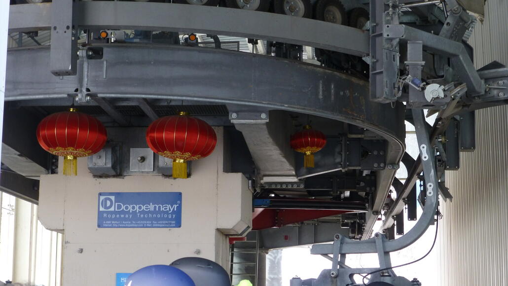 ...ob die Dekoration mit den roten Laternenschirmen wohl sicherheitskonform ist? ;)