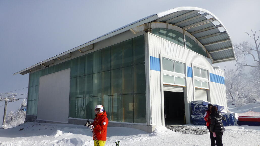 Verschiedene Architekturformen an der Bergstation der EUB.