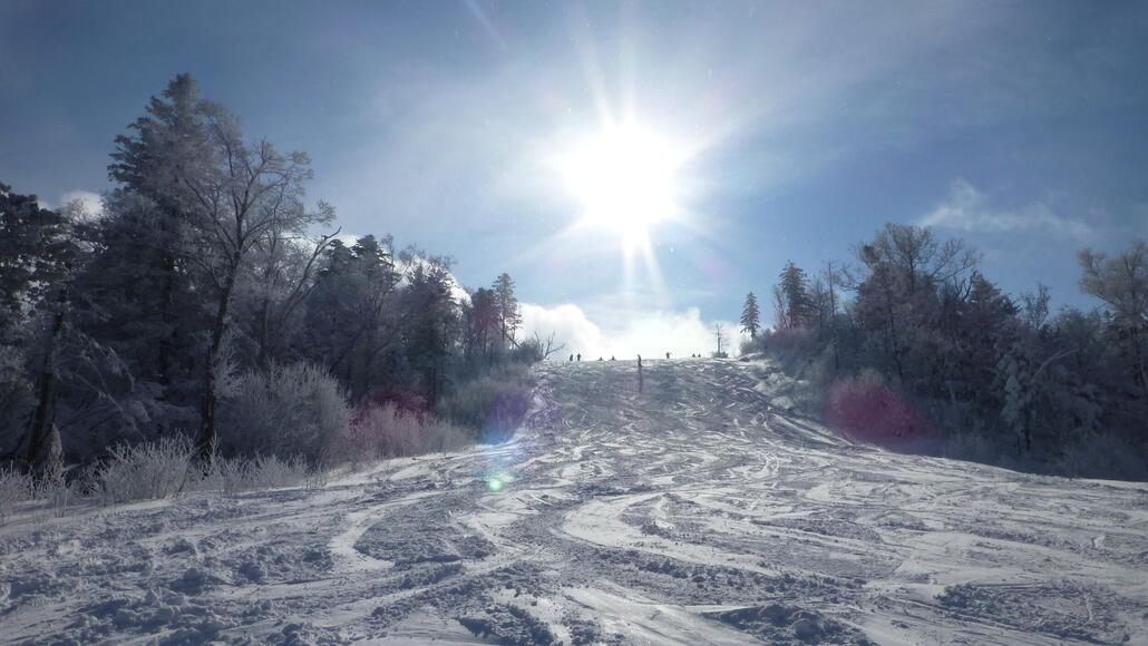 Nette Kulisse und traumhaft leichter Schnee.