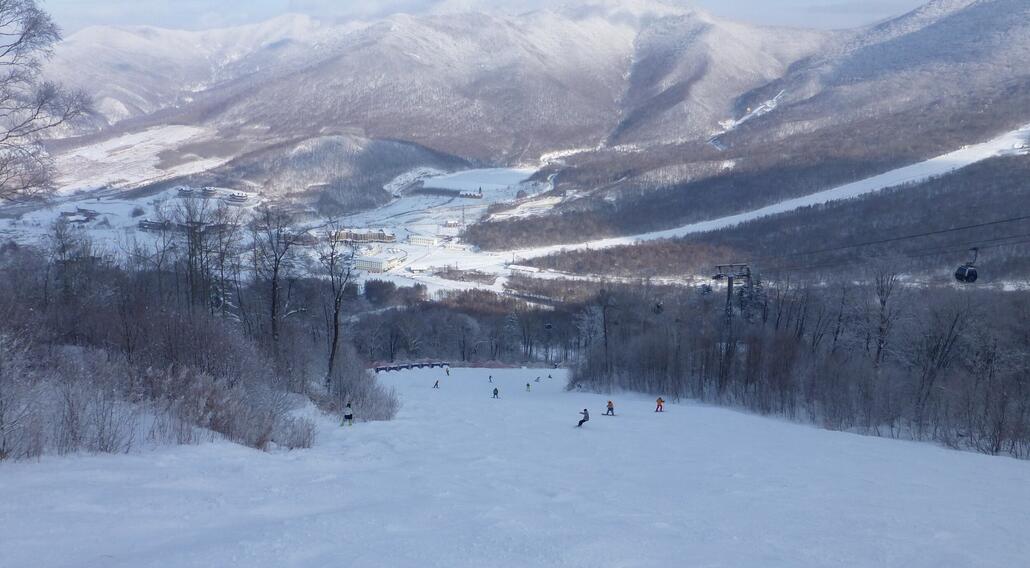 Gondeln mögen die Leute hier besser als alte, kalte Sessel, insofern war auf den Pisten hier steht mehr los als auf der anderen Seite.