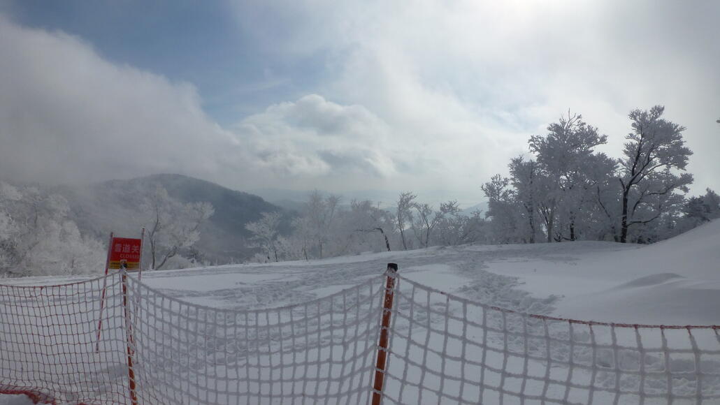 Hier ginge es übrigens zu Fuss noch ein paar Dutzend Höhenmeter zum höchsten Punkt des Gebiets auf 1404 m ü.M. War aber gesperrt und von der Sesselbahn, die zumindest auf einige Plänen nach dort oben drauf war, konnte ich nichts sehen. Auch die Pistenführung zurück war etwas unklar, gemäss einigen Plänen würde man dann weiter unten zwischen den beiden Gebietsteilen rauskommen. Anyway, keine Menschen hier, immer noch teilweise im Nebel und weiterhin eiskalt, habs daher bleiben lassen.