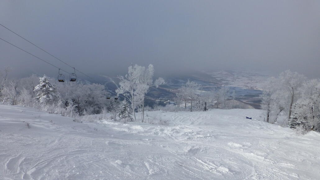 Stattdessen vergnügte ich mich noch etwas auf den leeren Pisten mit schön fluffigem Neuschnee drauf.