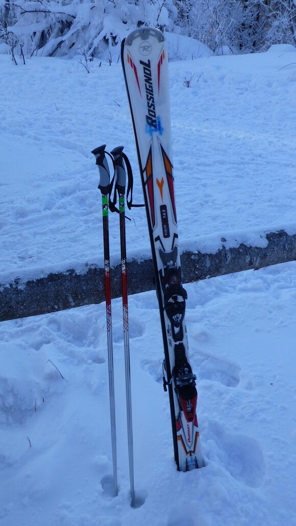 Die Rossignol-Mietskis waren ganz ordentlich, ebenso die gemieteten Stöcke, Schuhe und der Helm. Eine alte Skibrille und Handschuhe habe ich von zu Hause mitgenommen.