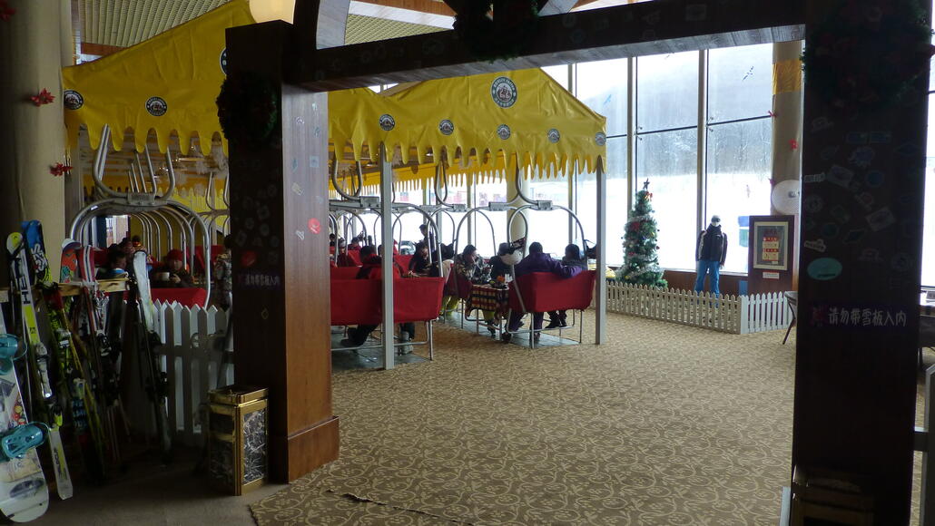 Zeit für eine späte Mittagsmahlzeit~ ganz ordentliches Reschti und erstaunlich bequem mit Stühlen aus alten CTEC-Garaventa-Sesseln… wohl diejenigen, welche man beim Lift oben nicht mehr benötigte.