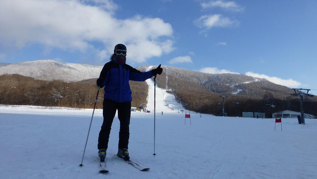 Der (lange) Morgen war genial, und während am Nachmittag zwar der meiste schöne Schnee von den Bäumen gefallen oder verdunstet ist, bringt die Sonne immerhin etwas Wärme, wenn auch weiterhin Temperaturen tief im zweistelligen Minusbereich.