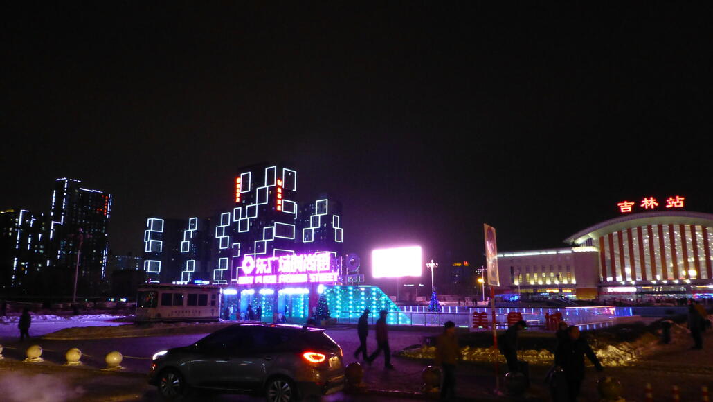 Coole Lichtgestaltung in der Umgebung vom Bahnhof dort.