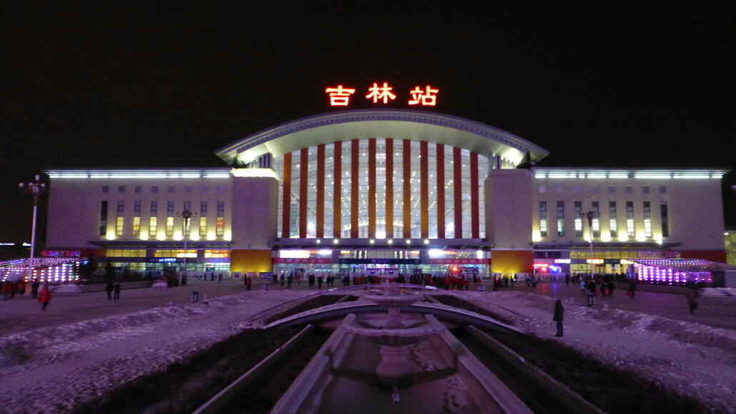 Bahnhof Jilin, das Design wie man es von den meisten Bahnhöfen in China kennt mit einem riesigen Platz vor der nicht minder riesigen Innenhalle.^^