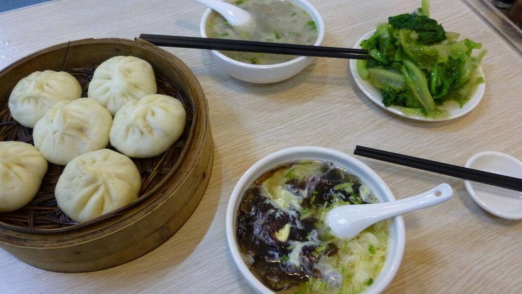 Und dann gab es noch völlig unspektakulär zum Sylvester 2014 etwas zum Knabbern aus einem lokalen Restaurant in der Innenstadt, bevor wir todmüde den Übergang ins 2015 um Mitternacht im Hotel total verschliefen. :)