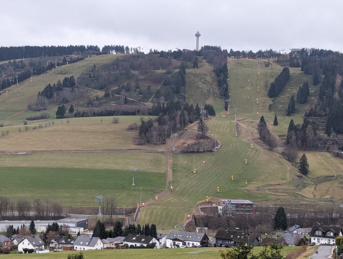 Auch am K1 liegen noch 3-4 Schneeflecken