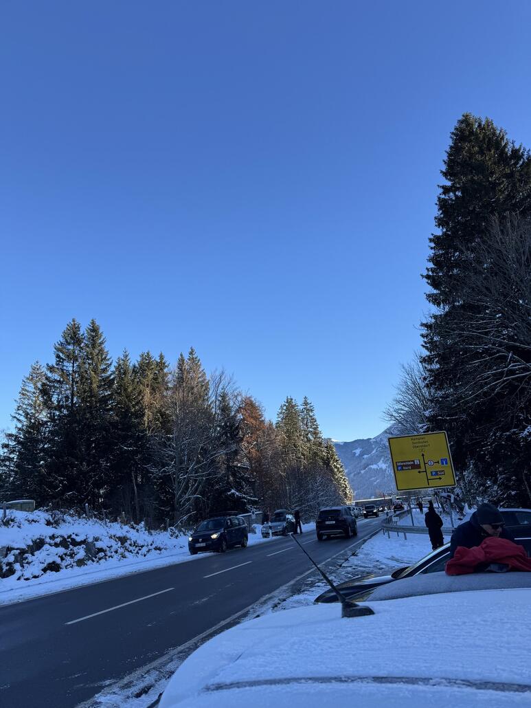 Bild 1: Bereits um kurz nach halb 9 ging gar nichts mehr am Parkplatz - deswegen musste das Bankett etwas oberhalb von der Talstation rechts und links der B19 herhalten.