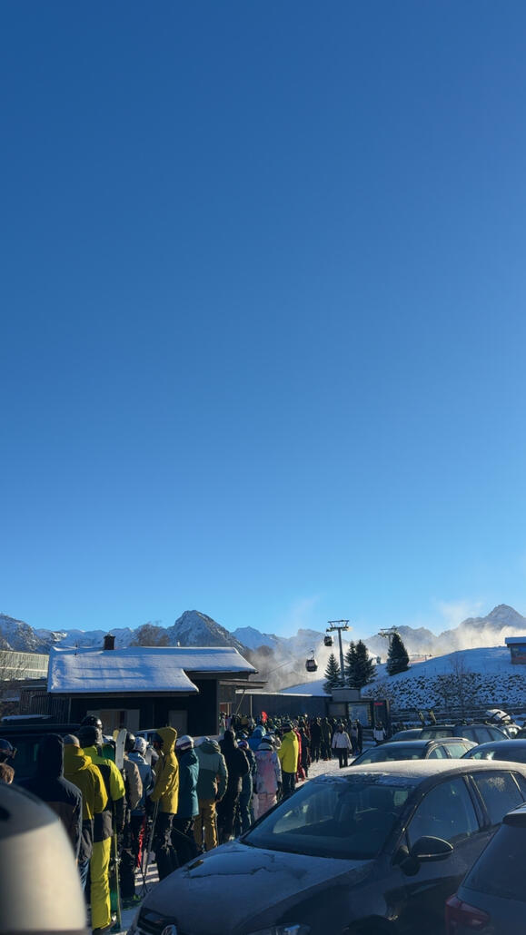 Die Warteschlange allein an der Kasse war unglaublich - da es nur 3 Kassen und ein Online-Ticketautomat gab, ging das Ganze entsprechend schleppend voran.