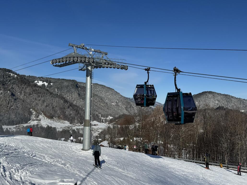 Blick auf Stütze 3 kurz vor der Mittelstation - die Bahn mag schon etwas fragwürdig für den ein oder anderen daherkommen, schließlich ist der erste Streckenabschnitt vom Parkplatz zur Mittelstation in 20 Sekunden befahren. Dieser Abschnitt ersetzte einst ein Förderband was damals zur Komfortsteigerung die Gäste vom Parkplatz zur alten Talstation (heute Mittelstation) brachte.