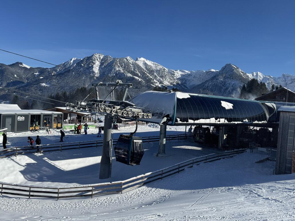 Bei -13 Grad und strahlendem Sonnenschein hatte die 2020 gebaute Anlage vom Typ Leitner einiges zu tun - Vollgas wurde wahrscheinlich den ganzen Tag gefahren!