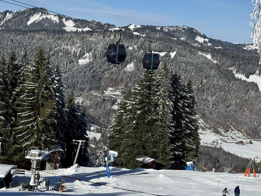Blick von der Bergstation des Höllwieslifts auf die Bergstation des Ochsenhöflelifts, jener, welcher an besagtem Tag nicht fuhr.