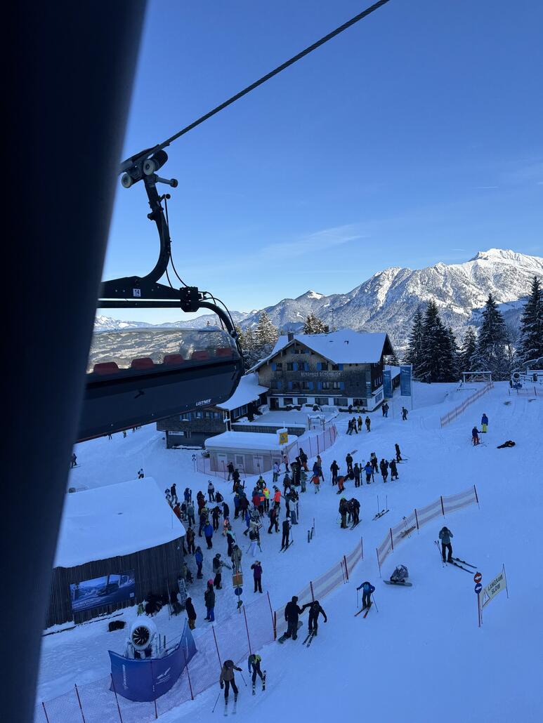 Blick aus der Schrattenwangbahn auf die Bergstation der Söllereckbahn - da unten hat’s ganz schön gewuselt und dort sich die Skier anschnallen war alles andere als einfach, da der Platz für die Masse doch recht begrenzt ist.