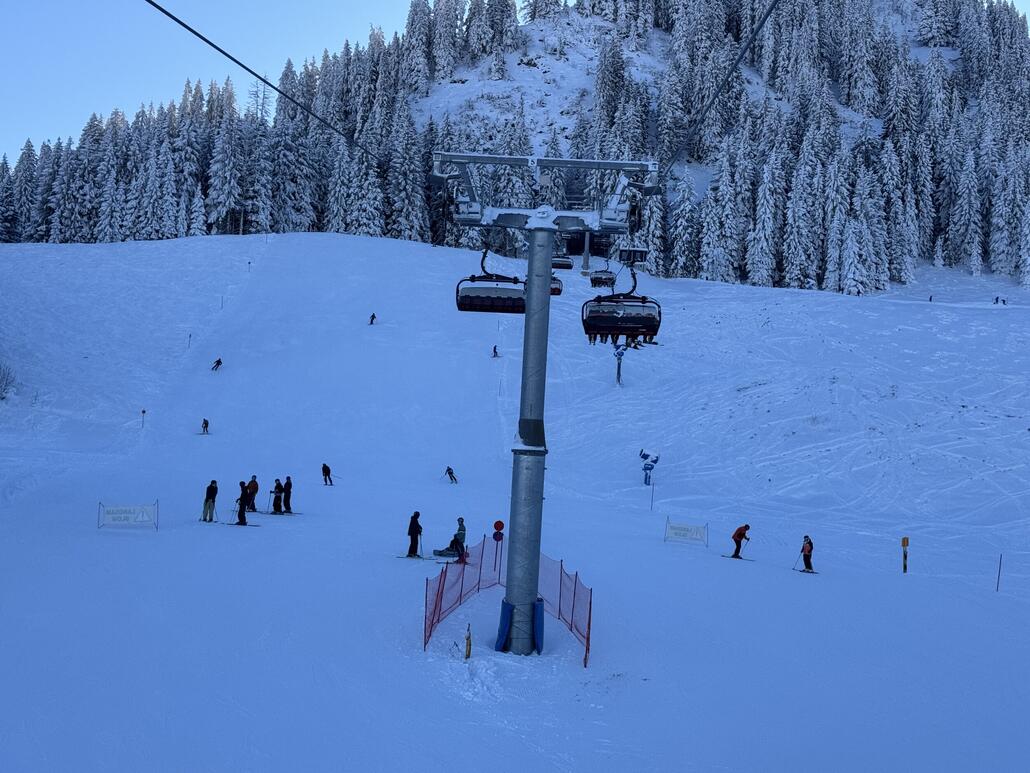 Die 2019 gebaute 6er Sesselbahn ersetzt auf etwas mehr als 560 Metern Streckenlänge einen legendären Heuss-Kurvenlift von 1969. Schade um dieses Schmuckstück, jedoch wäre die Warteschlange an dem Schlepplift wohl noch unglaublich länger gewesen als ohnehin schon an der neuen Sesselbahn.