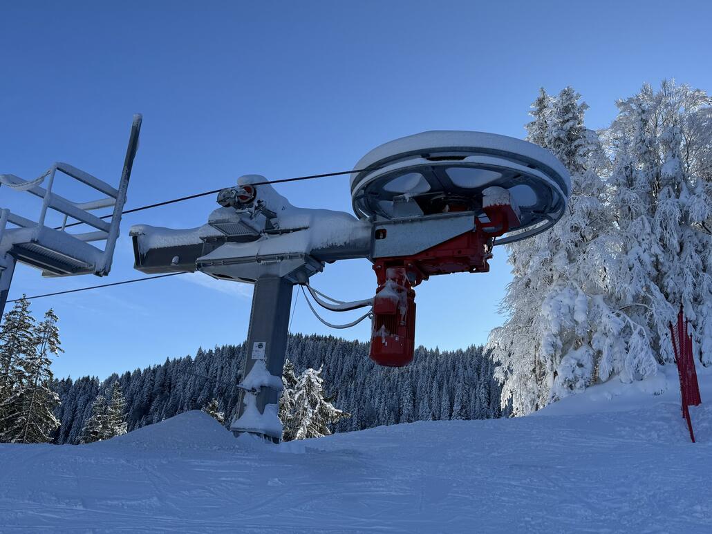 Die Bergstation von der Firma Enrope ist sehr schmächtig im Vergleich zum Betonklotz der 70-er Jahre, welcher hier fast 50 Jahre das Landschaftsbild prägte. Vergangene Wintersaison wurde dieser allerdings entfernt und meine Bedenken stiegen schon, dass er wohl ganz abgerissen wird - zum Glück nicht!