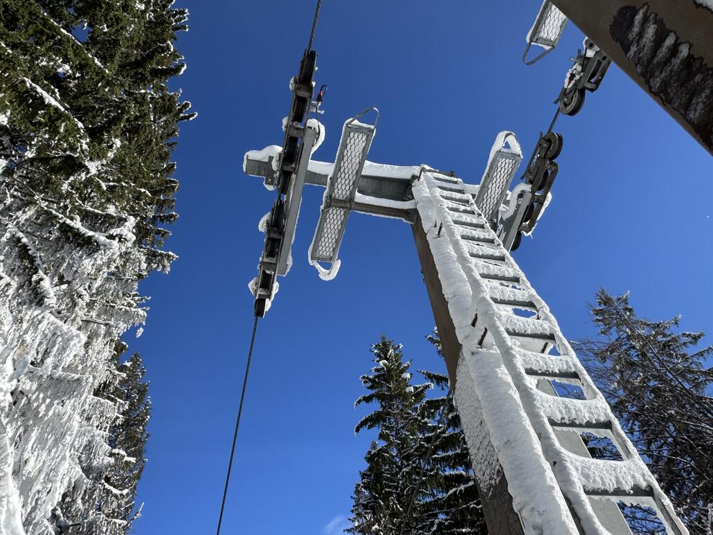 Blick auf Stütze 18/19, welche noch immer wie auch die restlichen Stützen original erhalten sind. Lediglich die Tal- als auch Bergstation wurden ausgetauscht und der Einstieg befindet sich nun bei Stütze 11 (ehemalige Mittelstation).