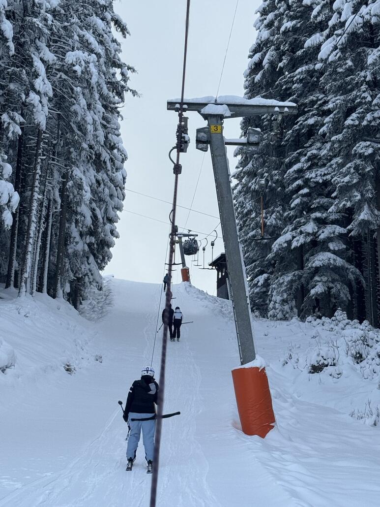 Heute (28.11.) musste ich das gute Wetter erneut ausnutzen - der Ochsenhöflelift fuhr mittlerweile auch, beim Besuch viel mir aber das neue Containerhäusle gleich auf. Das alte Holzhäusle war wohl zu altmodisch und musste im Sommer weichen… so lange der alte DM-Lift erhalten bleibt, soll’s mir recht sein!<br />Im Ochsenhöflelift. Hier soll bereits in den 60-er Jahren ein Tellerlift gestanden haben, welcher dann durch das Doppelmayrprodukt ersetzt wurde.