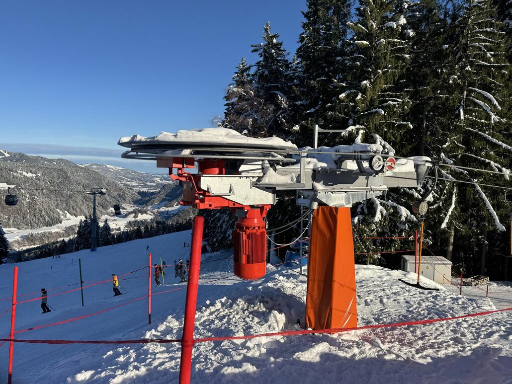 Blick auf die Bergstation am frühen Morgen.