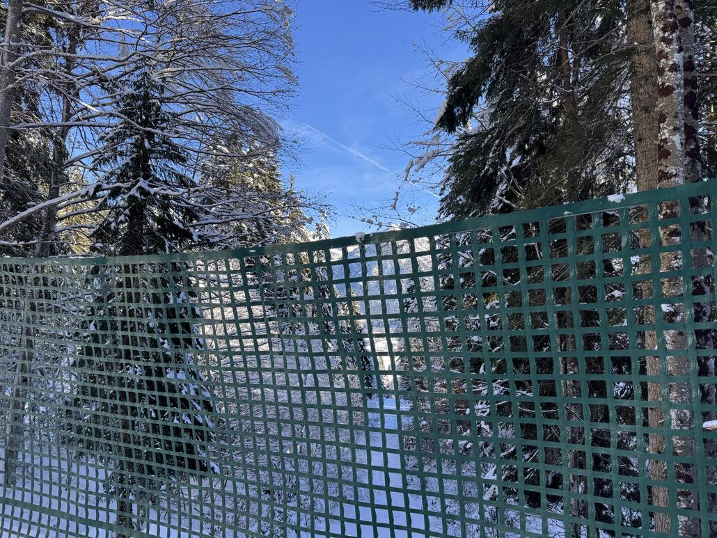 Blick durch den Zaun: hier fuhr man 2019 noch von ganz unten hoch - irgendwie schade aber besser als kein Höllwieslift!