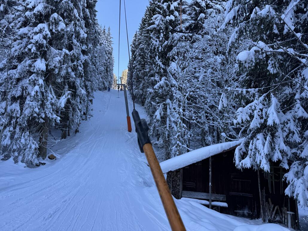 Hier ist etwas Gefälle und man rutscht mit den Skiern nach vorne - erinnert mich ein bisschen an den alten Ifenlift, welcher von den Niederhalterstützen ja geprägt war…