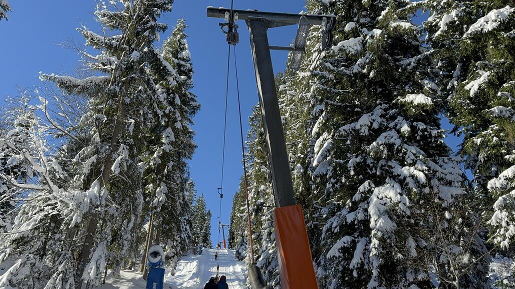 Links im Bild die Schneeerzeuger von der Firma Demaclenko - im gesamten Gebiet wimmelt‘s nur so davon…
