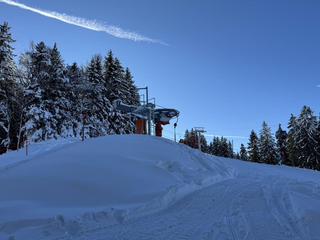 Ein letzter Blick auf die Bergstation - den fahr ich morgen wieder!<br />Fazit: Ich bin total begeistert von der Anlage und der Reaktivierung. Mir war der alte Schlepplift von Anfang an lieber als ein Sessellift, der ja schon jahrelang geplant wurde. An starken Tagen könnte der Höllwies für etwas Abwechslung zu den anderen vollen, blauen Pisten bringen!