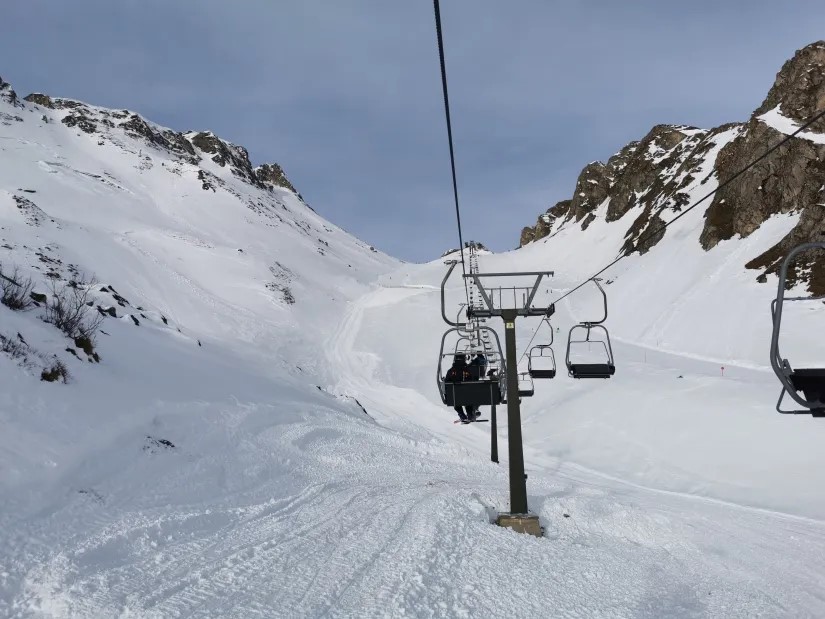 3. Und gleich die freudige Überraschung. Die DSB Hohe Scharte hat nach dem Lawinenschaden doch schon wieder geöffnet. Dann gleich mal hinten die ultra lange, landschaftlich schöne Abfahrt hinunter bis zur Schlossalmbahn.