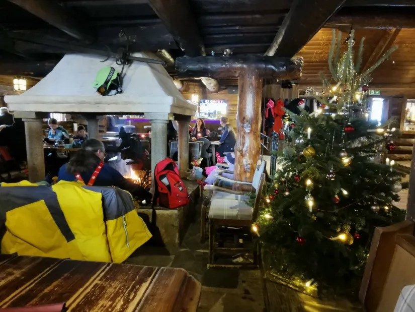 7. Auch die zugehörige Alm kann sich sehen lassen. Urige Einrichtung. Mit offenem Kamin. Weihnachtlich geschmückt. Genau nach meinem Geschmack. Und das Essen ebenso. (Obwohl man wohl einen akuten Personalmangel hat.)