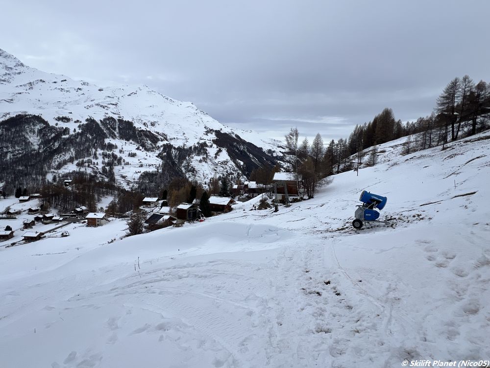 Die Schneekanone hat auf der Piste von La Forclaz mit der Produktion begonnen.