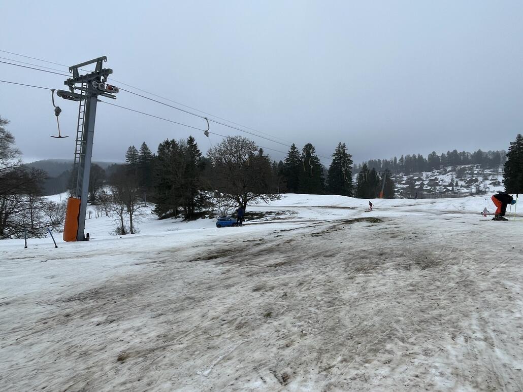 Bei der Bergstation ist es ziemlich kritisch und man kann entweder einen Bogen fahren oder direkt am Lifttrasse entlang.