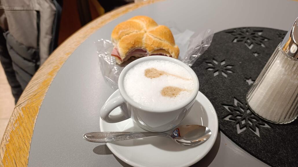 Erst mal ein Kaffe in der sehr sympathischen "Arbeiter-Tanke".