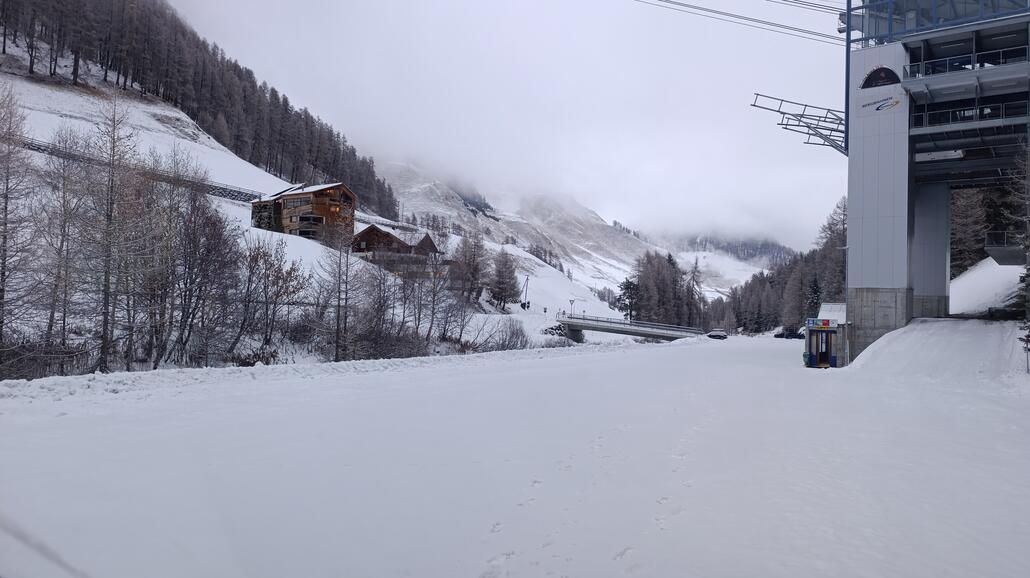 darum auch komplett leerer Parkplatz