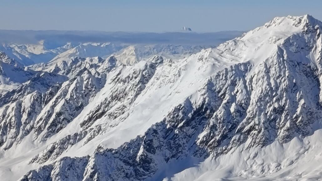 wer kann diesen Gipfel in der Entfernung erkennen, welcher aus dem Wolkenmeer ragt?