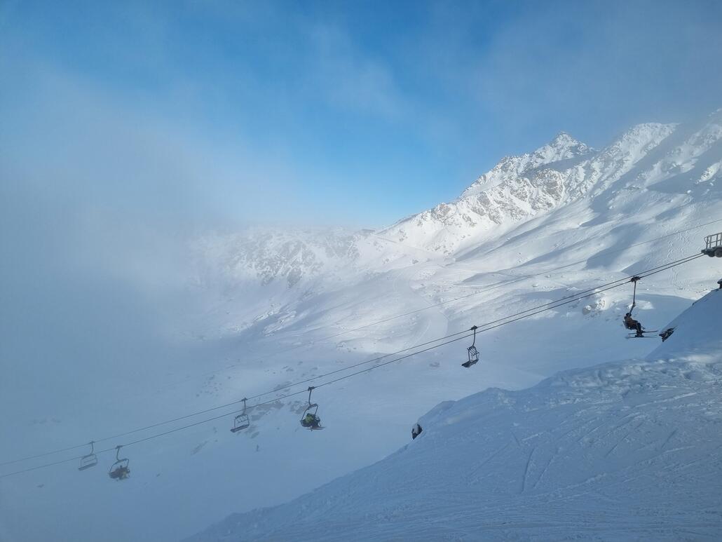 Oben am Lac de Vaux dann die Piste recht zerfallen, dafür Sonne