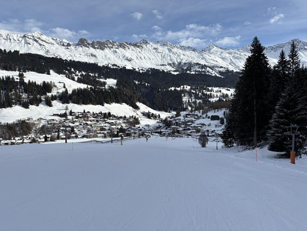 Erwartungsgemäss wenig Andrang. Der ganze Hang ist kurz nach dem Mittag bereits im Schatten. Die Piste ist hart und eher rutschig, wegen der geringen Neigung aber schön zu fahren. Insgesamt machte ich hier drei Wiederholungen.