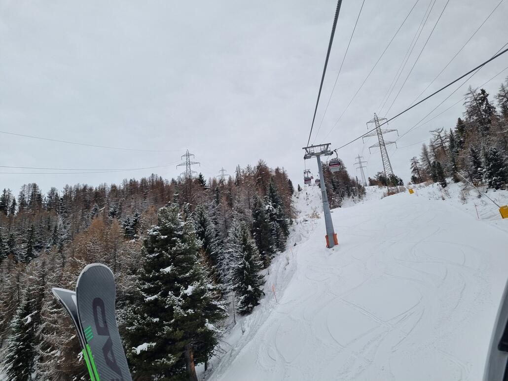 Auffahrt mit der Seilbahn. Nachts scheint es bereits 5-10 cm Schnee gegeben zu haben