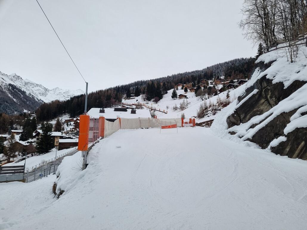 Obere zwei Drittel mit Neuschnee, unten frisch präpariert (bzw kein Schnee gefallen). Noch macht beides Spass.<br />Negativ: Für die Talabfahrt muss immer dem Unweg über die Talstation des Sessels genommen werden, die direkte Variante ist noch geschlossen