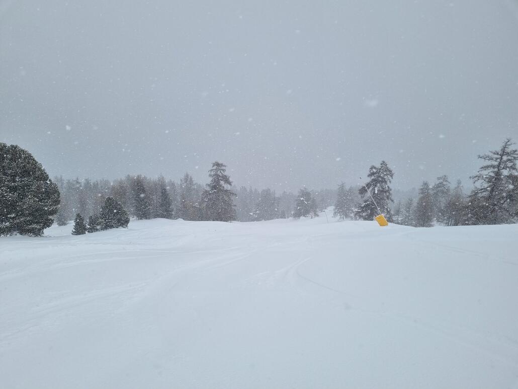 Die gesperrte rote Direktvariante sind wir dann noch einige Male gefahren. 10cm Schneeauflage und nahezu kein anderer Skifahrer zu sehen, ging richtig gut hier. Sicht leicht eingeschränkt aber noch okay