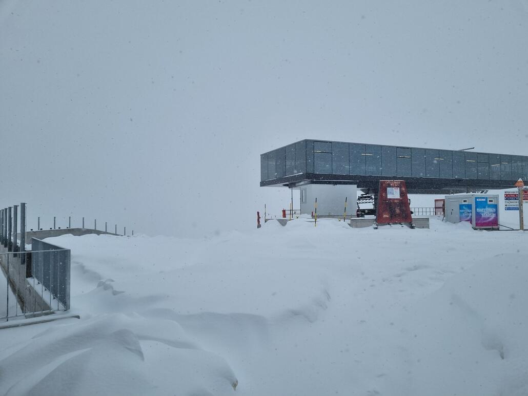 Bergstation neue Kombibahn. Nimmt ja doch ganz schön viel Platz weg hier
