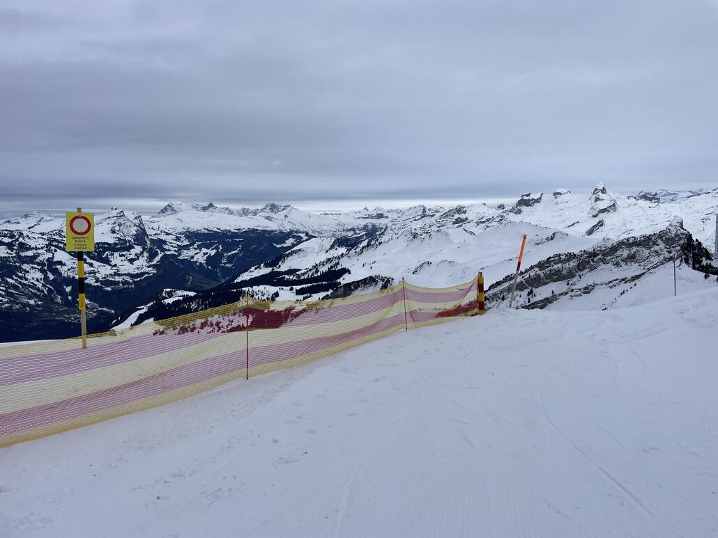 Am Fronalpstock ist nur eine Piste offiziell offen. Den oberen Abschnitt konnte man trotzdem fahren, war auch gepistet. Nr 7 unten ist noch nicht Grundpräpariert.