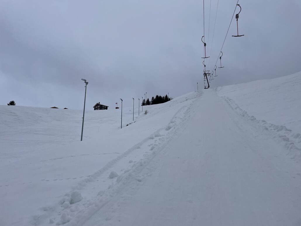 SL Maggiweid ist die Piste links im Bild geschlossen und die beiden Pisten rechts nur auf minimaler Breite offen und sogar so noch mit ziemlich dreck