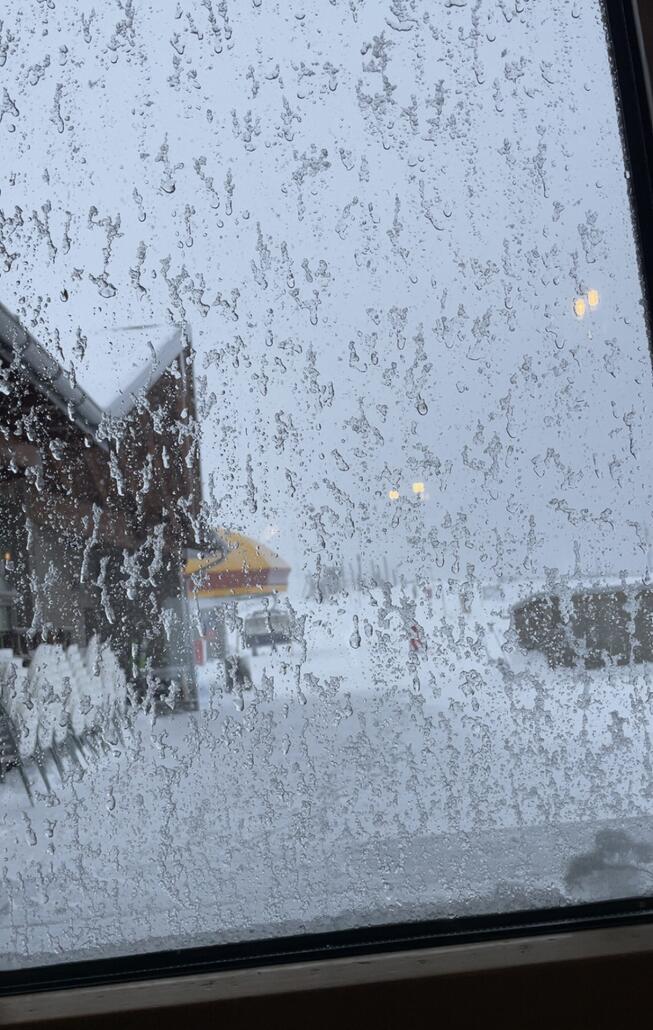 Ausklingen vom Gag im Gipfelrestaurant, es fing ein regelrechter Schneesturm an, der nach 15:30 in Regen überging.