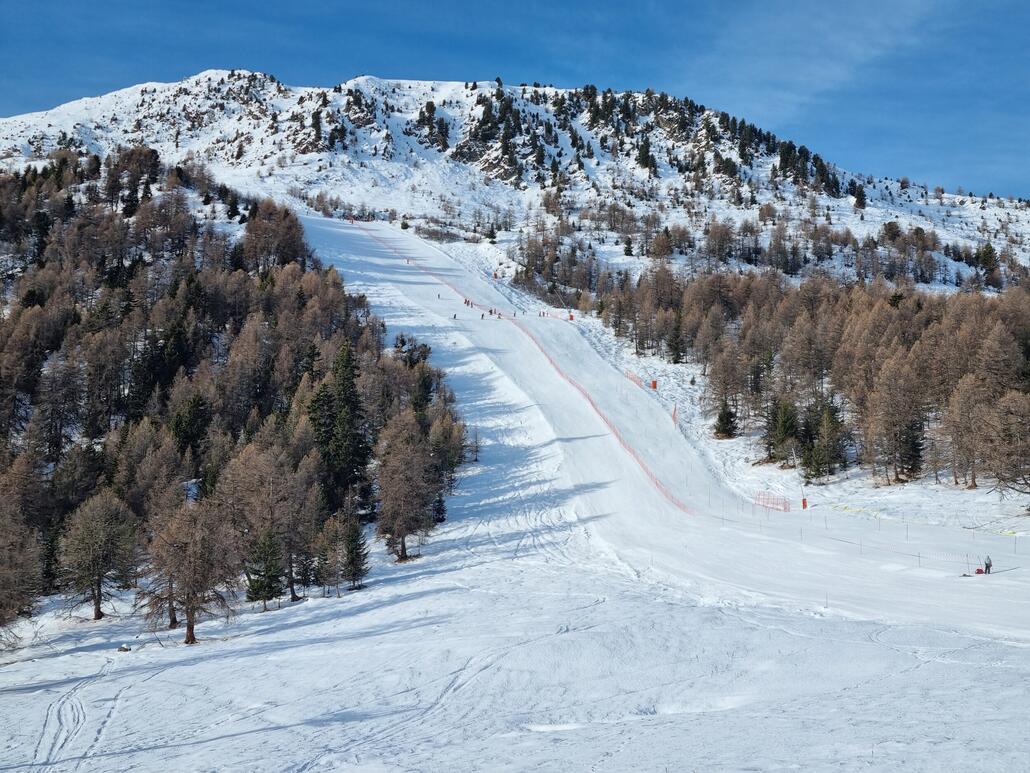 Auch Etherolla leider zur Hälfte abgezäunt für Training. Bei dem geringen Andrang heute aber okay.<br />Piste seltsamerweise oben und unten perfekt, auf einem Stück in der Mitte aber eisig