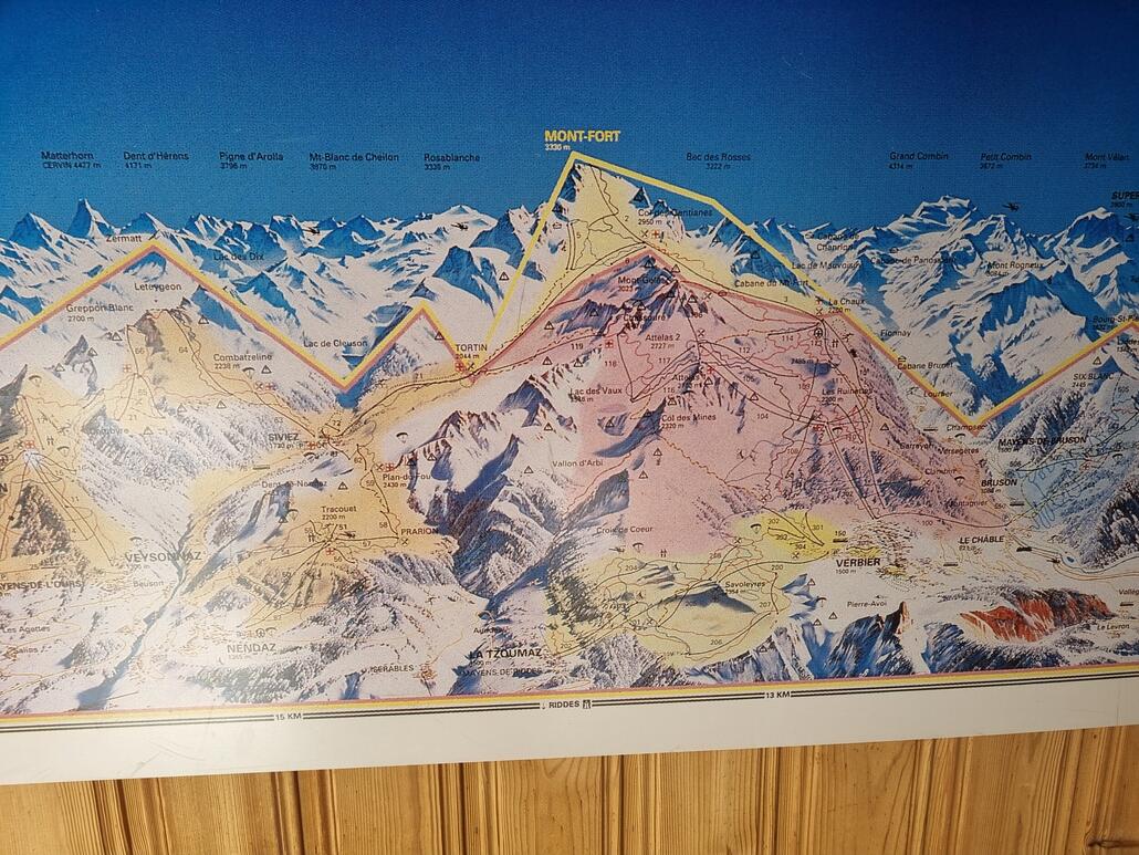 An der Bergstation im Restaurant hängt ein alter Pistenplan. Die Seilbahn Plan du Fou fehlt noch, mehr Lifte am Mont Fort und es gab mal zwei Lifte am Hang Lac de Vaux 1? Ausserdem noch mit Schlepperkette am Combatseline Hang