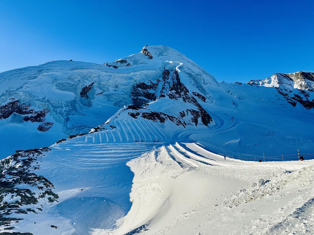 IMG_3056.jpeg (1.07 MiB) 2400 mal betrachtet Am<br />Gletscher oben ist noch wenig Sonne, dafür super Schnee!