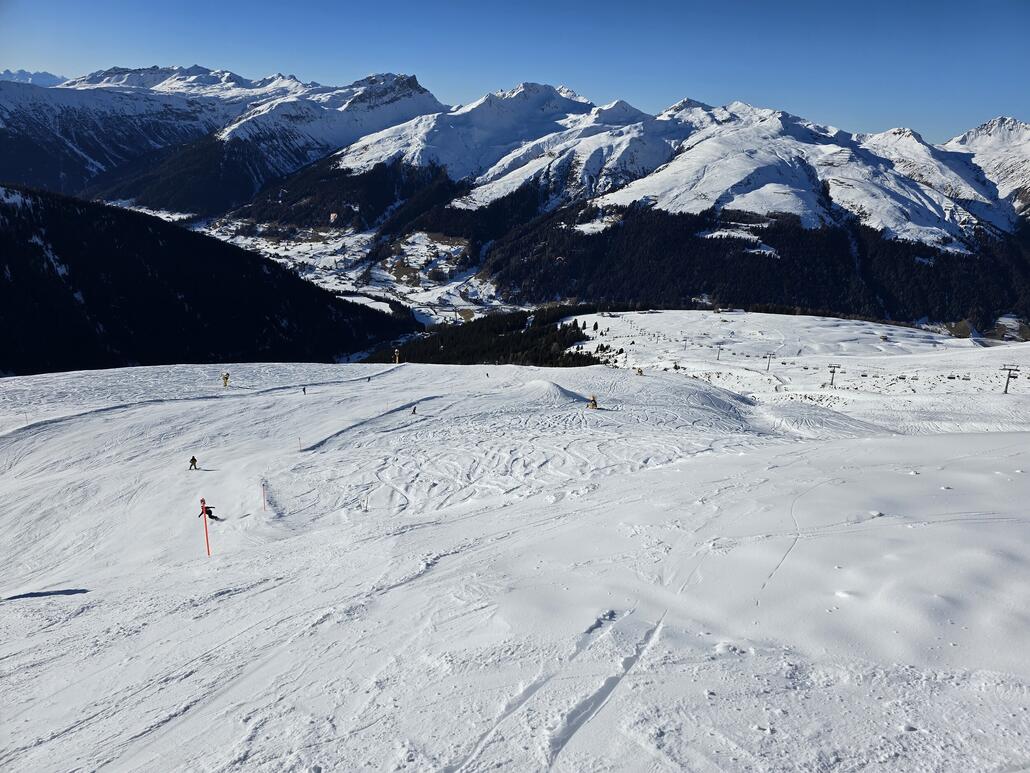 Am Jatz Quattro liegen ziemlich grosse Kunstschnee Haufen neben der Piste. Ich denke, dass die Piste auf die Feiertage hin noch verbereitert werden soll.